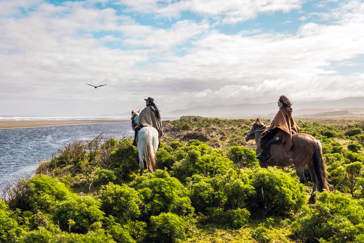 Cabalgatas en Chiloé - Paseos a Caballo Palafito Cucao Lodge Chile