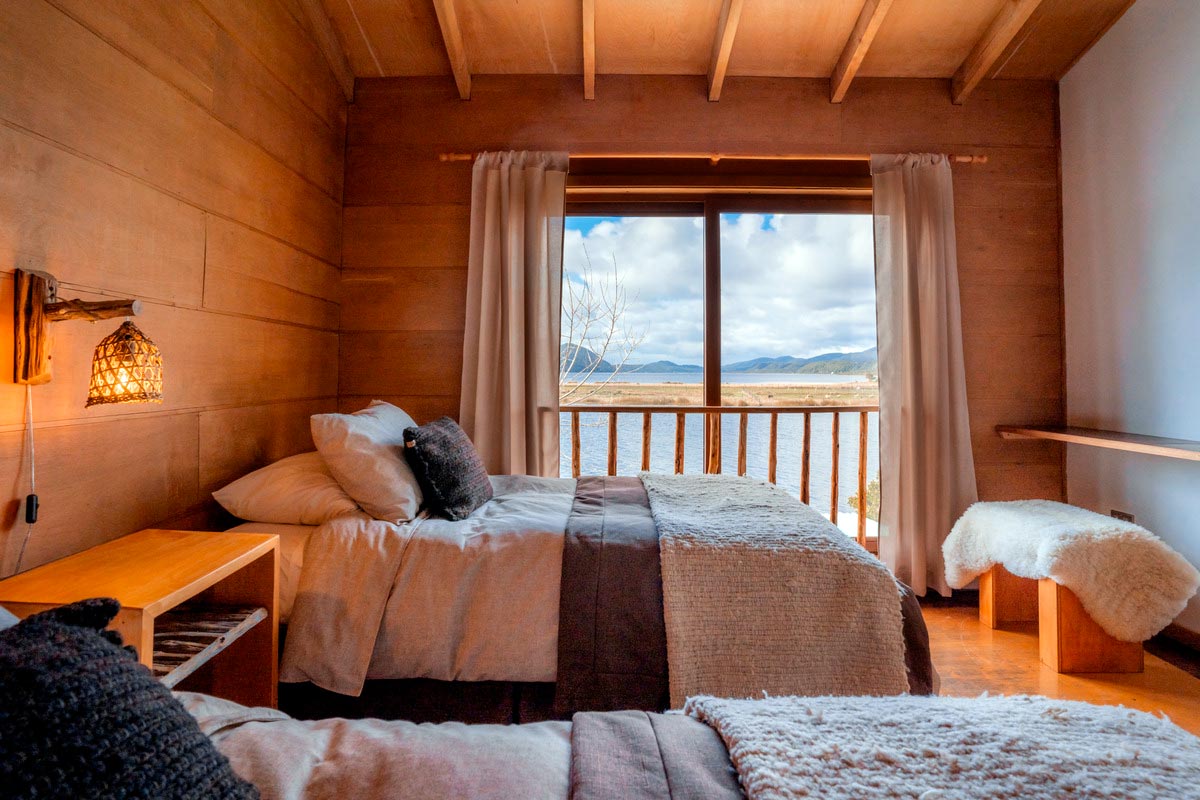 Alojamiento frente al mar en Palafito Cucao Lodge, Chiloé, habitación con terraza y vistas panorámicas