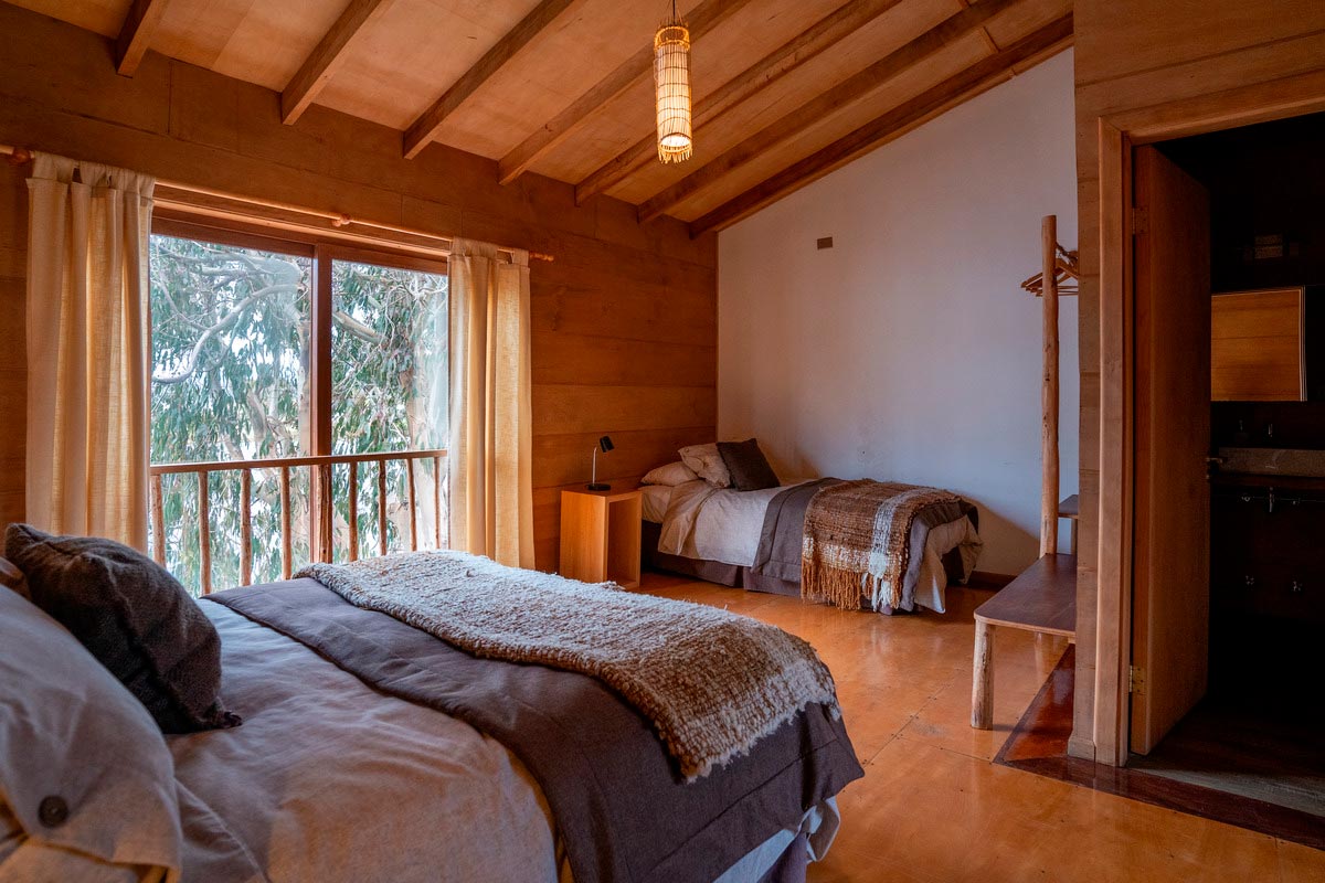 Alojamiento frente al Lago en Palafito Cucao Lodge, Chiloé, habitación con terraza y vistas panorámicas